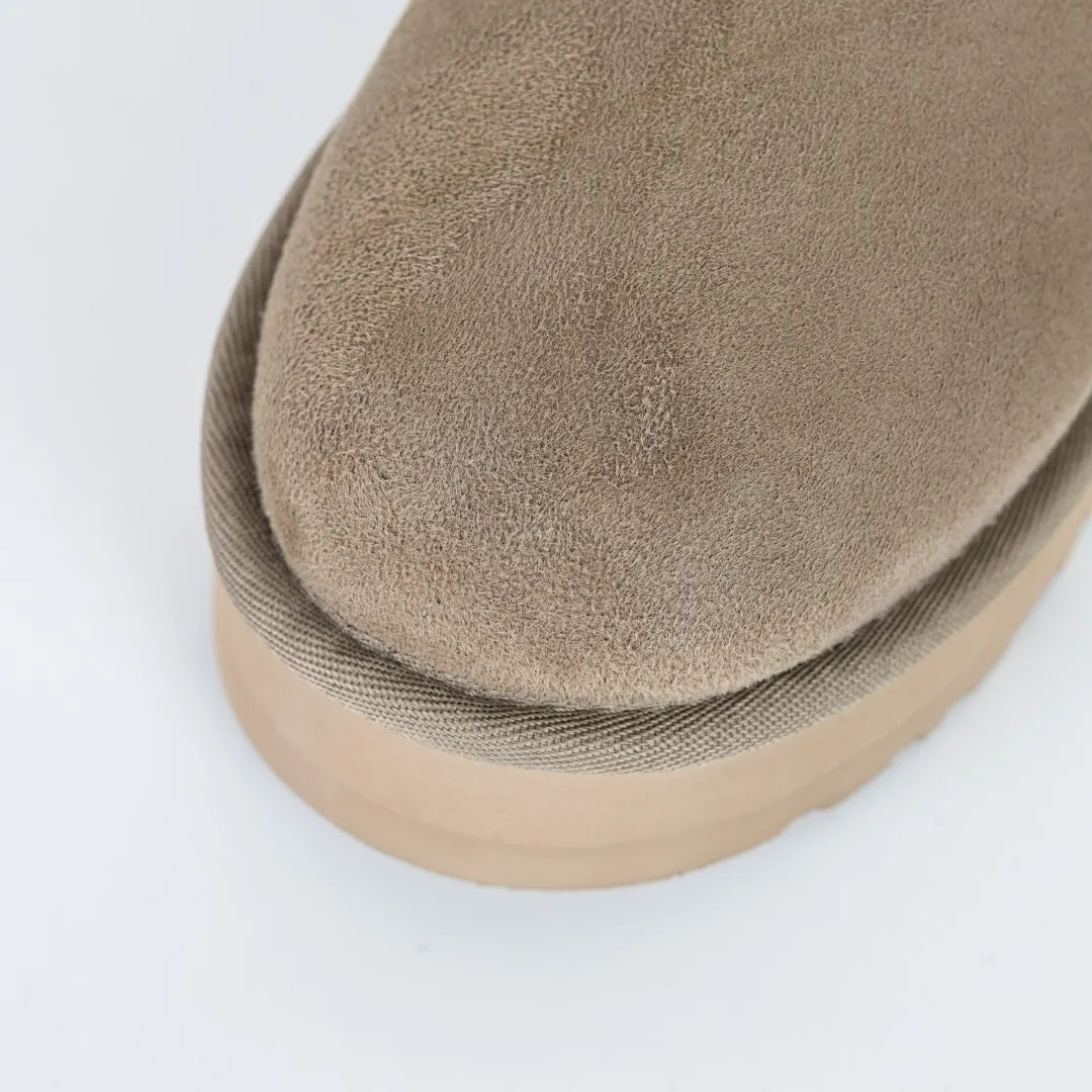 Pick up locally 💰560 The core recommendation is good price UGG Thick-soled short style Zhou Dongyu Same style series Xiaohongshu hot model Henan Longfeng leather production Sheepskin and wool integrated Top quality in the market 2-3 cm cashmere insole to keep warm in winter and suitable for home use UUG has launched a style series in the new year, partially skewed towards the preferences of young consumers, and has also been at the forefront of fashion trends. Shoe body material Water-repellent coated suede upper 17mm UGGPURE™ implanted wool insole Lightweight non-slip comfortable rubber outsole With brand LOGO Trademark Comes with full packaging Size: 35 36 37 38 39 40